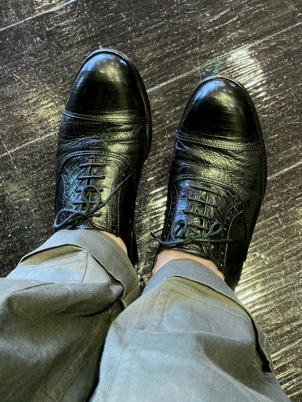 グレー系のタンクトップ、ベージュ系のシャツ/ブラウス、グリーン系のその他パンツを着用したメンズの夏コーディネートの4枚目の写真