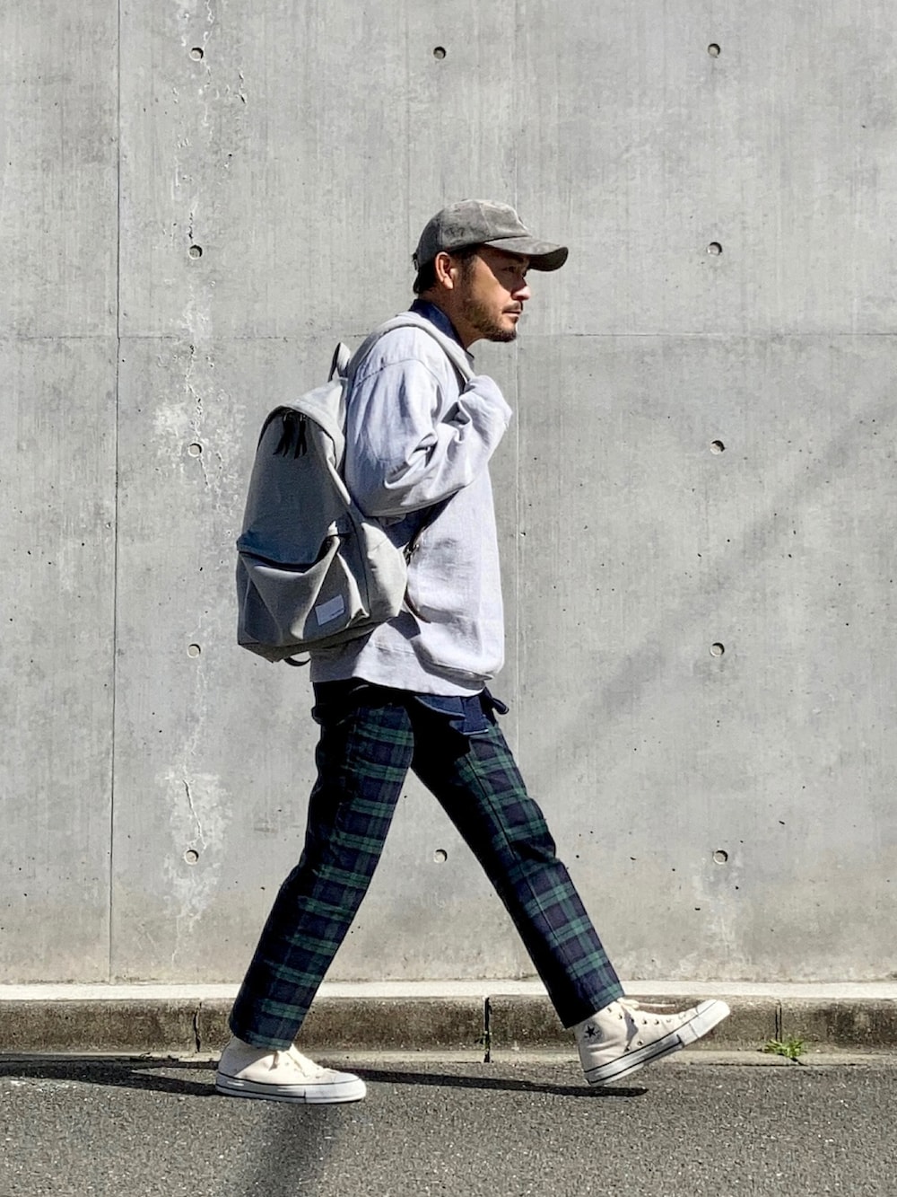 グレー系のスウェット、ブルー系のシャツ/ブラウス、グリーン系のスラックスを着用したメンズの冬コーディネートの2枚目の写真