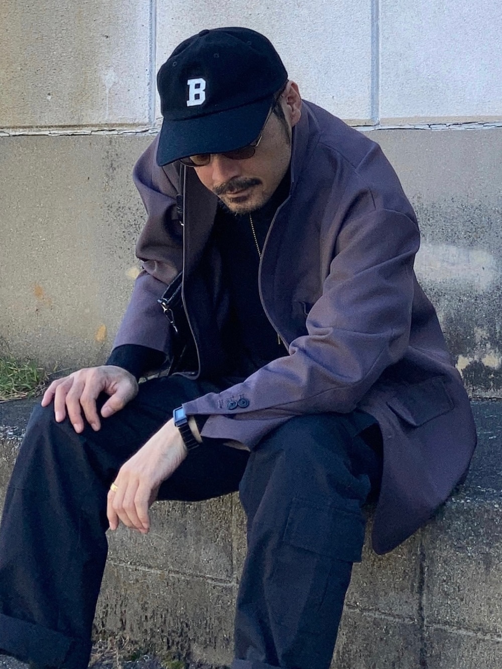 ブラック系のニット/セーター、グレー系のセットアップ、ブラック系のカーゴパンツを着用したメンズの秋コーディネートの5枚目の写真