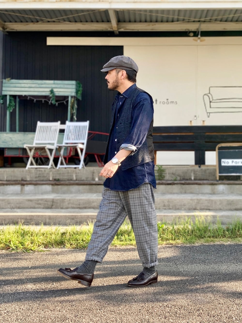 ブルー系のシャツ/ブラウス、ブルー系のスーツベスト、グレー系のその他パンツを着用したメンズの春コーディネートの3枚目の写真