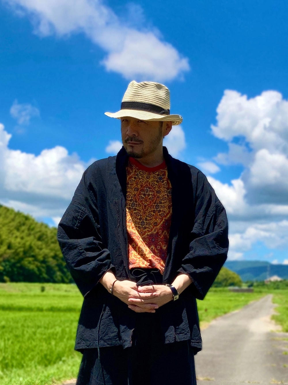 レッド系のTシャツ/カットソー、ブラック系のサンダル、ブラック系の着物を着用したメンズの夏コーディネートの4枚目の写真