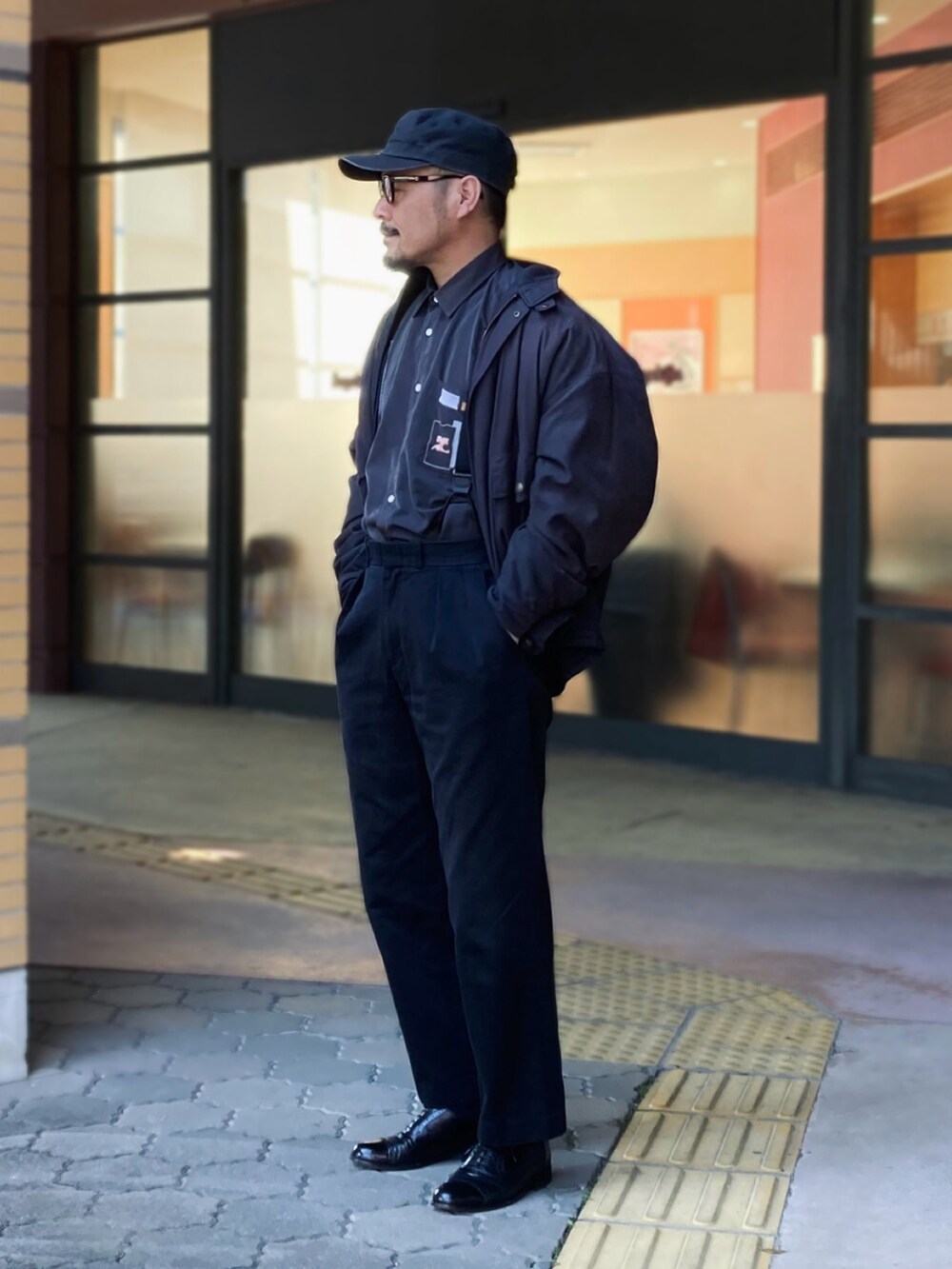 グレー系のシャツ/ブラウス、グレー系のブルゾン、ブラック系のパンツを着用したメンズの冬コーディネートの2枚目の写真