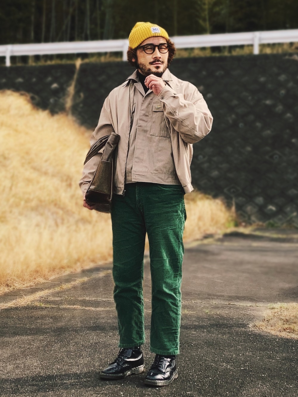 ベージュ系のブルゾン、ベージュ系のその他アウター、グリーン系のその他パンツを着用したメンズの春コーディネートの2枚目の写真