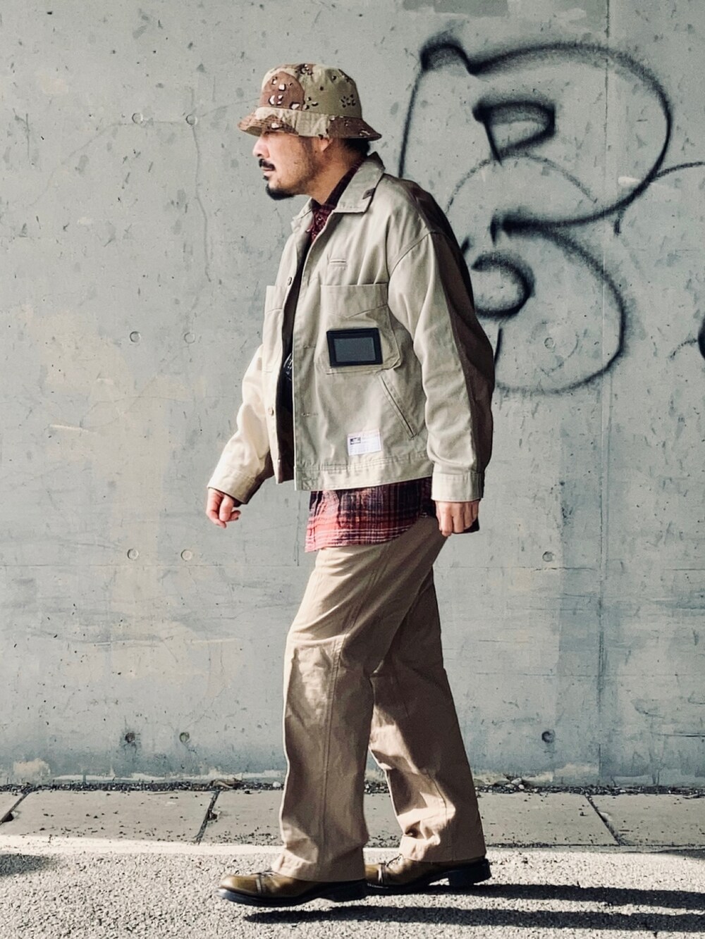 その他のシャツ/ブラウス、ベージュ系のその他アウター、ベージュ系のチノパンツを着用したメンズの冬コーディネートの4枚目の写真