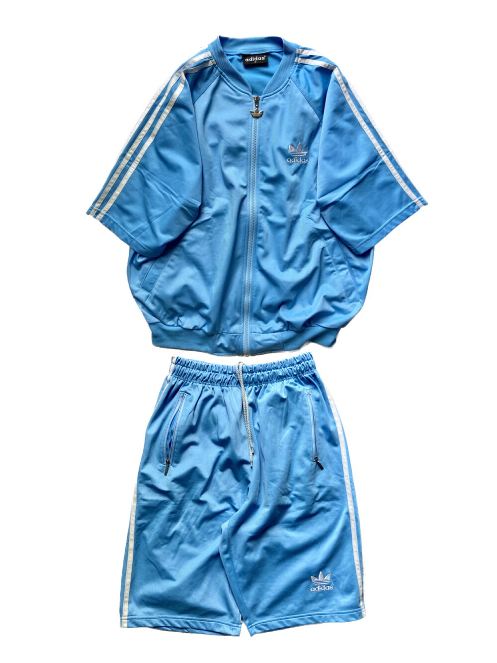 ブルー系のセットアップ、ホワイト系のTシャツ/カットソー、ブラック系のスニーカーを着用したメンズの夏コーディネートの4枚目の写真