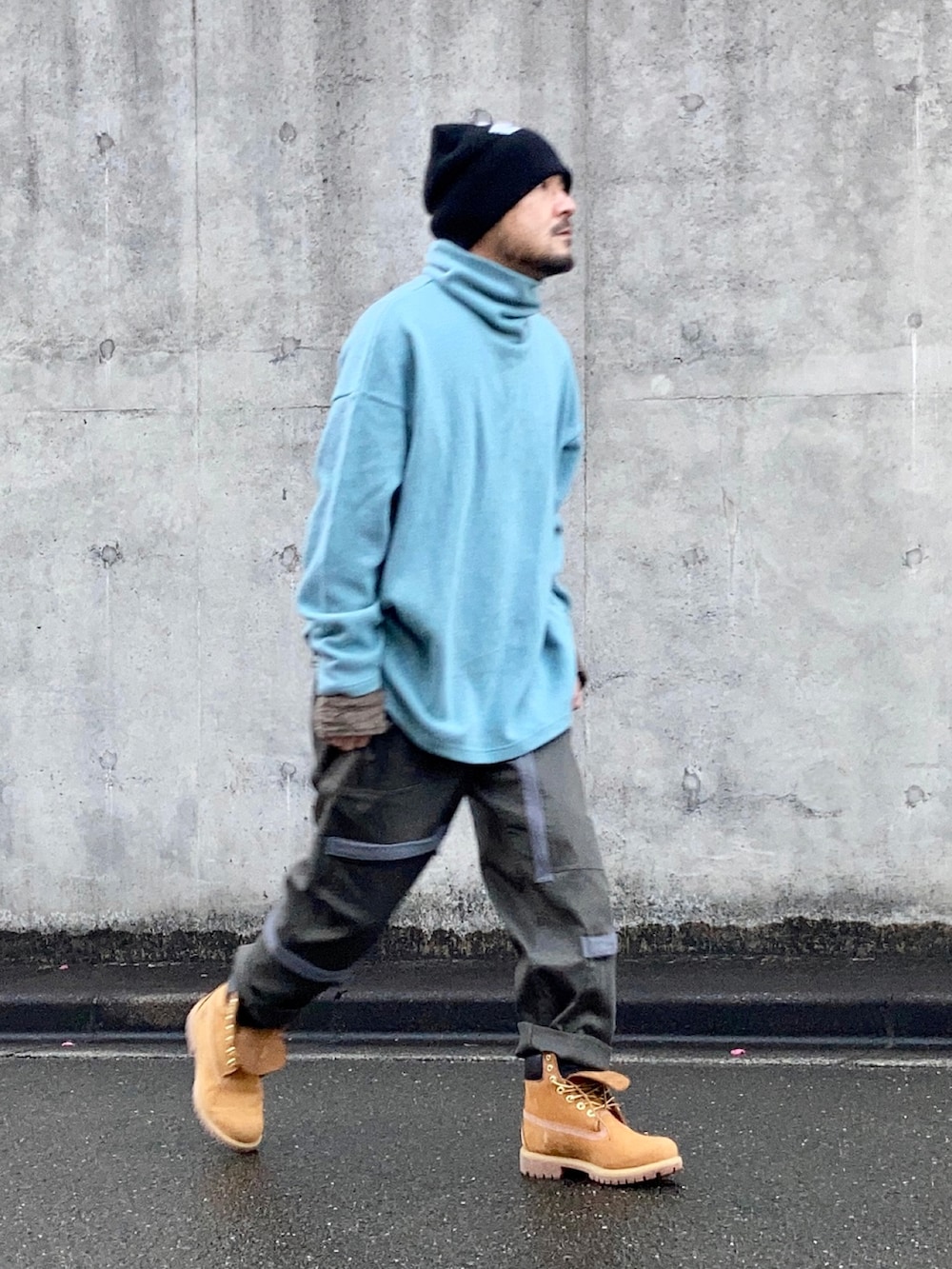 ブルー系のニット/セーター、グリーン系のその他パンツ、イエロー系のブーツを着用したメンズの冬コーディネートの2枚目の写真