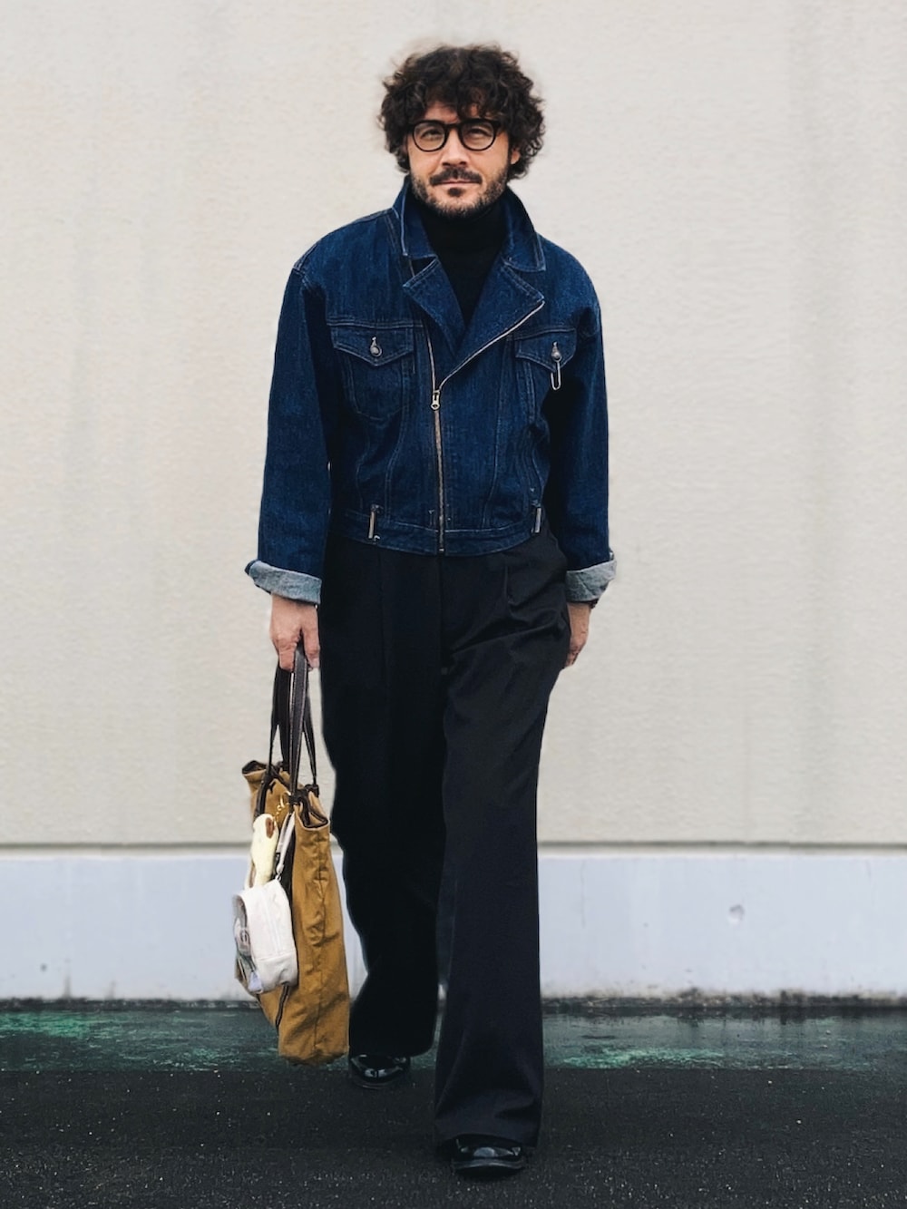 ブルー系のライダースジャケット、ブラック系のスラックス、ブラック系のブーツを着用したメンズの冬コーディネートの3枚目の写真