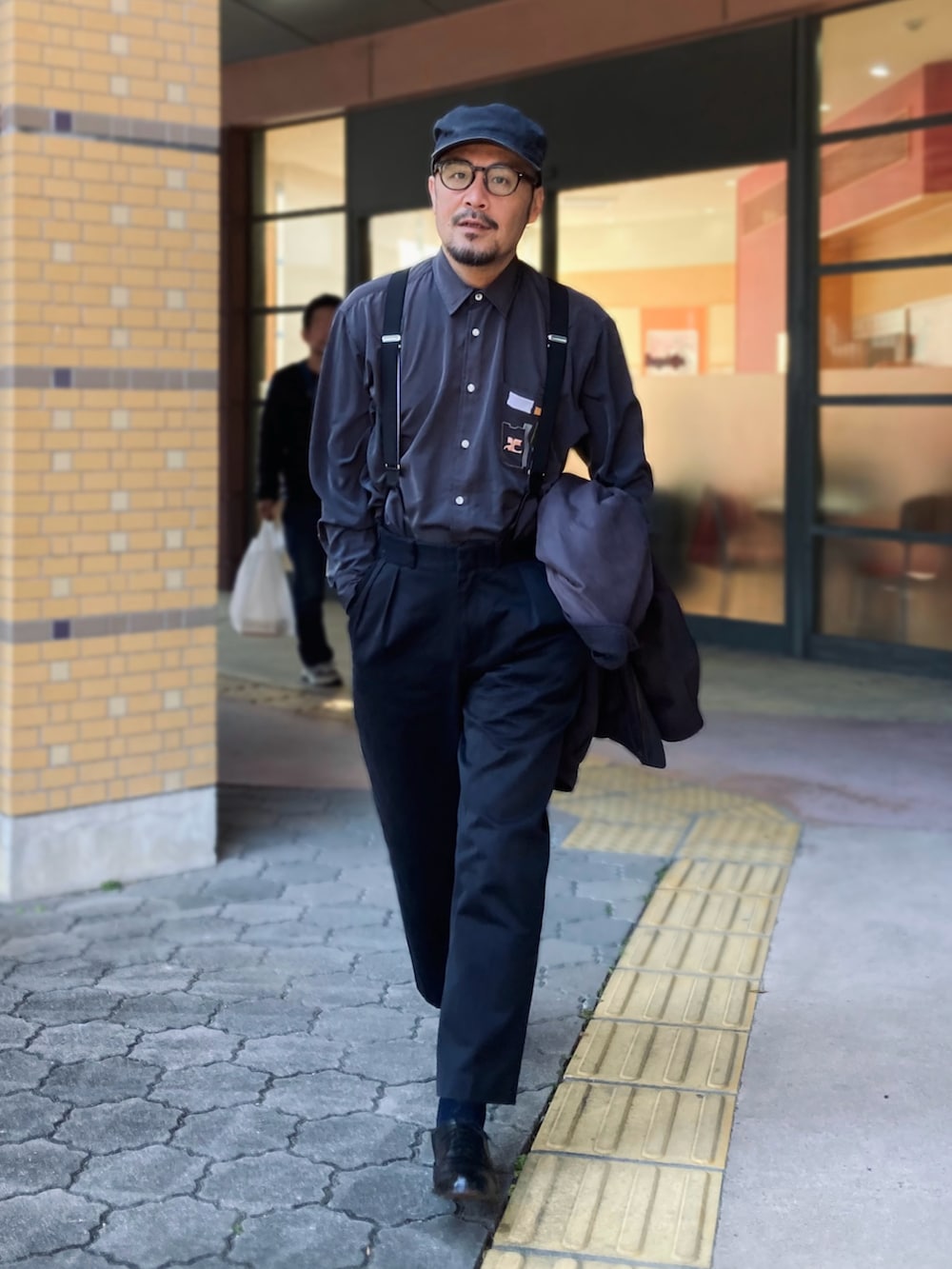 グレー系のシャツ/ブラウス、グレー系のブルゾン、ブラック系のパンツを着用したメンズの冬コーディネートの4枚目の写真