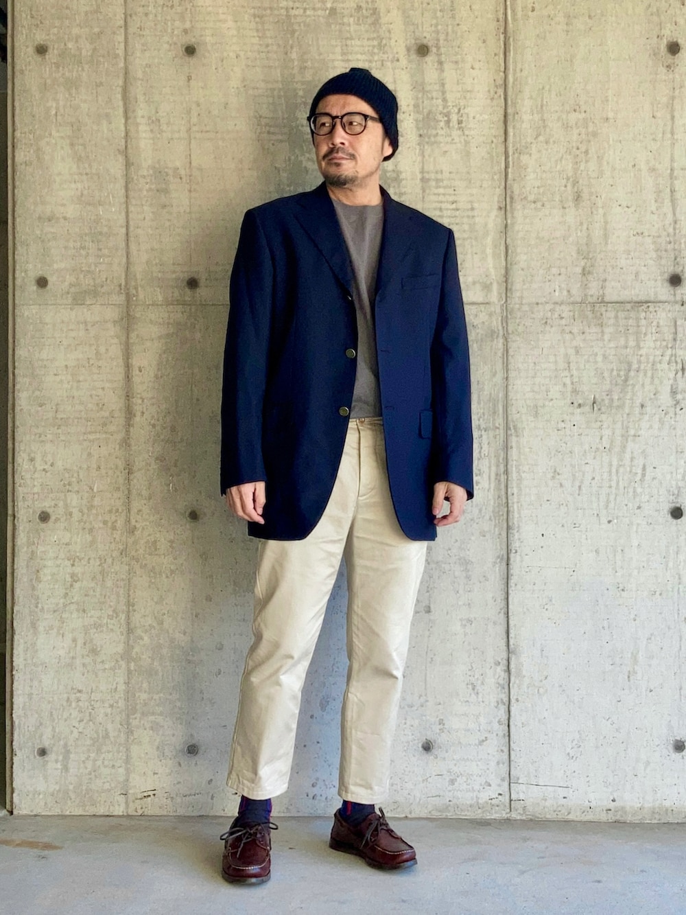 ブルー系のテーラードジャケット、ベージュ系のチノパンツ、ブラウン系のモカシン/デッキシューズを着用したメンズの秋コーディネートの4枚目の写真