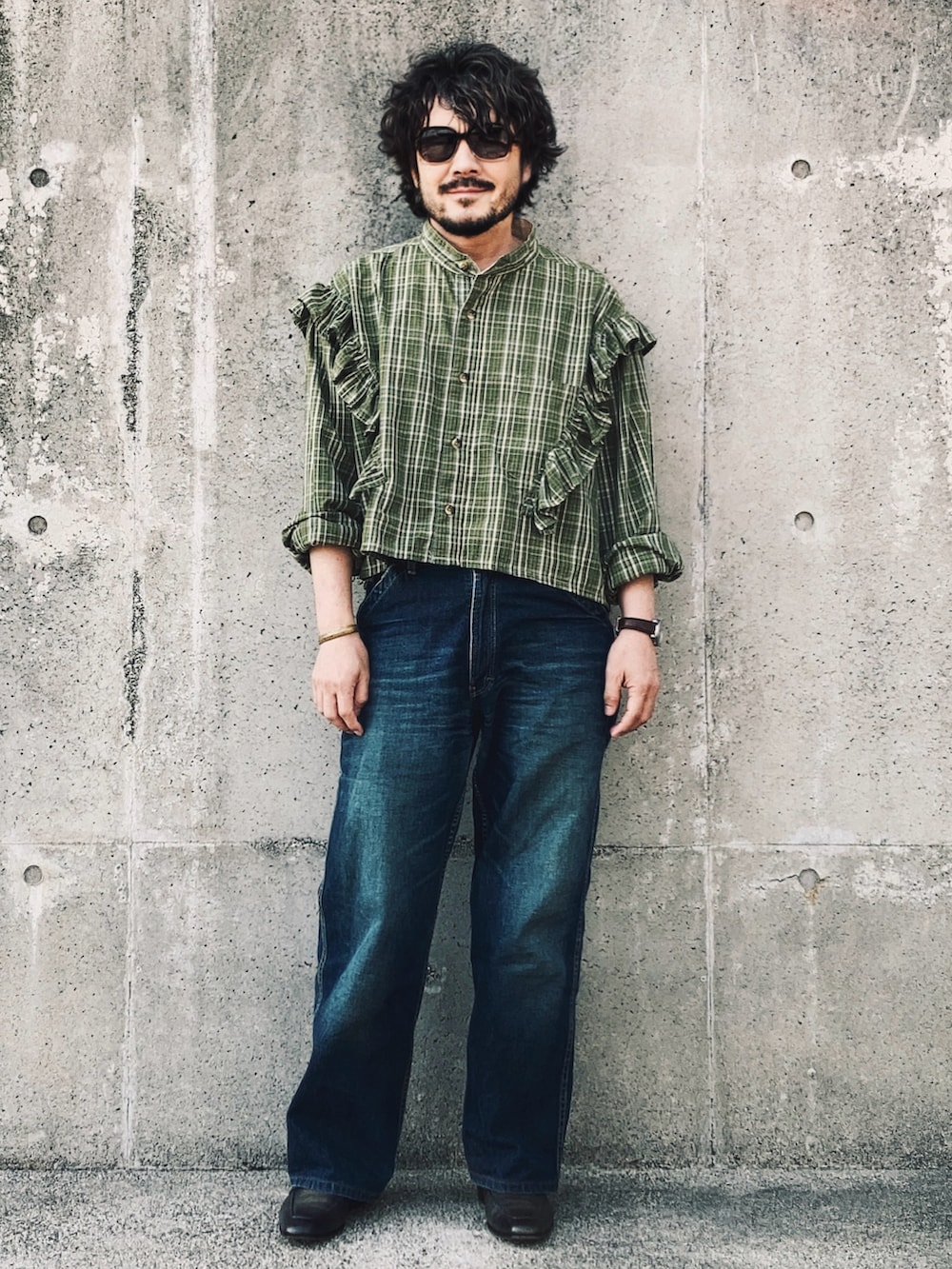 グリーン系のシャツ/ブラウス、ブルー系のデニムパンツ、グリーン系のローファーを着用したメンズの春コーディネートの2枚目の写真