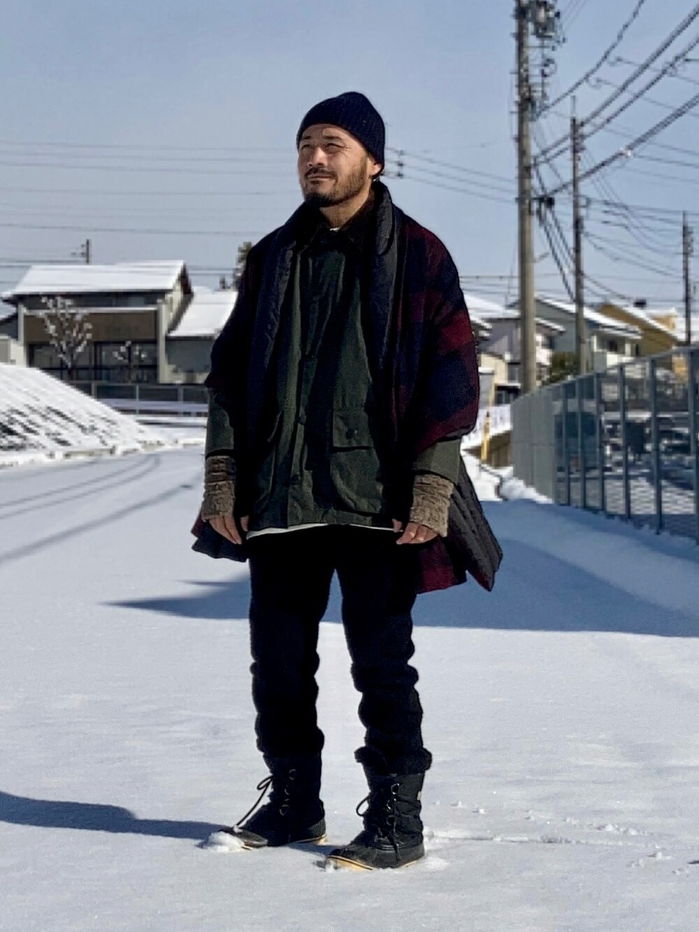 「マフラーぐるぐる、雪、ブーツ、ブーツイン、barbour、あったかコーデ、スラックス、冬コーデ、ダウンマフラー、ニット帽、手袋、Yライン、スノーシューズ、ボアシューズ、オイルドジャケット」｜「UNIQLOのオールドユニクロ古着ニット　毛玉感が好み（ニット/セーター、その他）」を使った、koppaさん（メンズ・169cm）の冬コーディネートの3枚目の写真