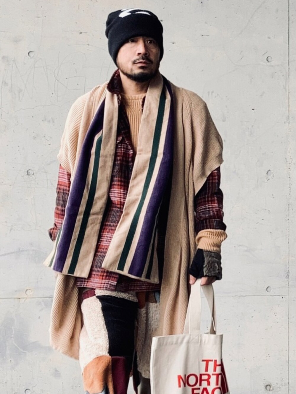 ベージュ系のニット/セーター、その他のシャツ/ブラウス、ベージュ系のカーディガン/ボレロを着用したメンズの冬コーディネートの3枚目の写真