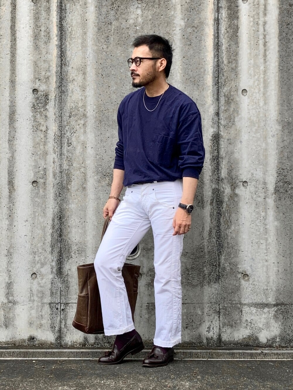 ブルー系のTシャツ/カットソー、ホワイト系のデニムパンツ、ブラウン系のローファーを着用したメンズの春コーディネートの2枚目の写真
