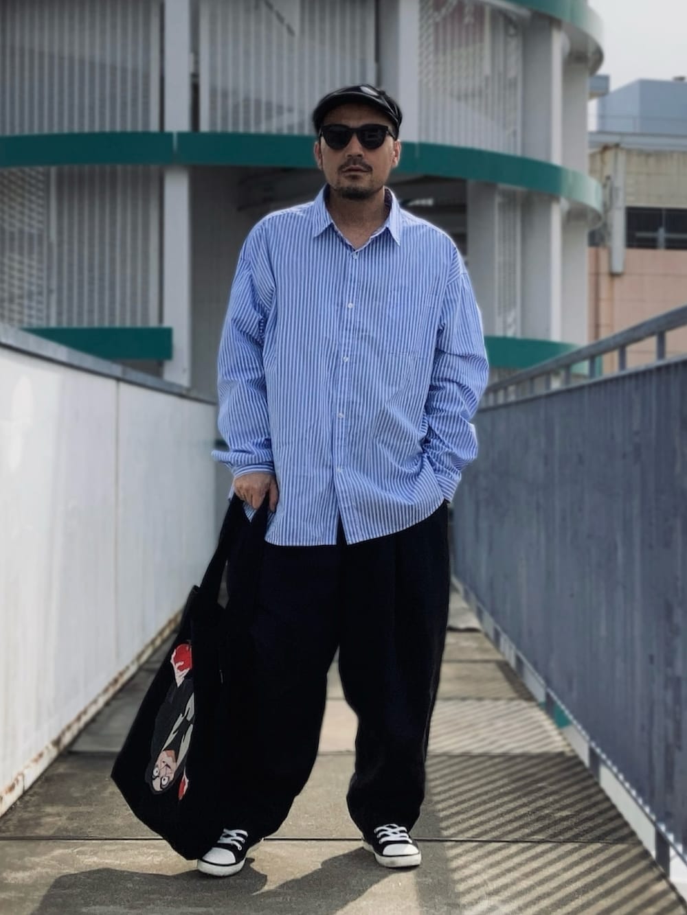 ブルー系のシャツ/ブラウス、ブラック系のその他パンツ、ブラック系のスニーカーを着用したメンズの春コーディネートの2枚目の写真