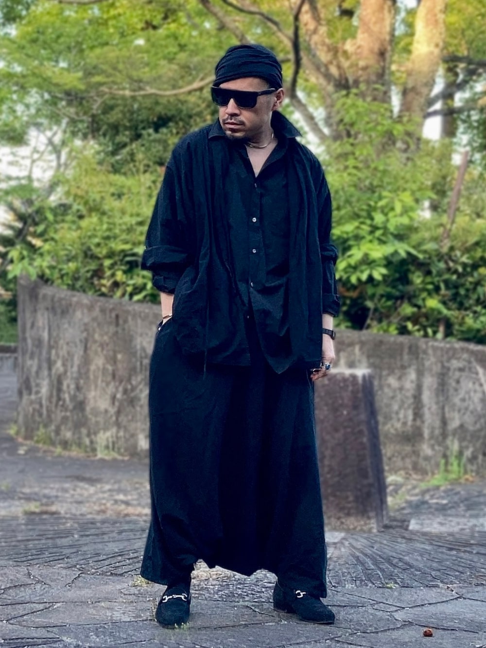 ブラック系のシャツ/ブラウス、ブラック系のその他アウター、ブラック系のその他パンツを着用したメンズの春コーディネートの3枚目の写真