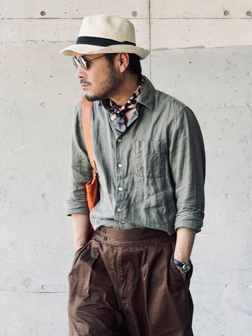 グリーン系のシャツ/ブラウス、ブラウン系のその他パンツ、ブラウン系のローファーを着用したメンズの夏コーディネートの4枚目の写真