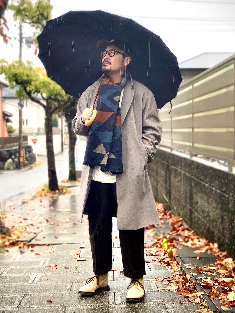 その他のニット/セーター、グレー系のチェスターコート、ベージュ系のブーツを着用したメンズの秋コーディネートの3枚目の写真