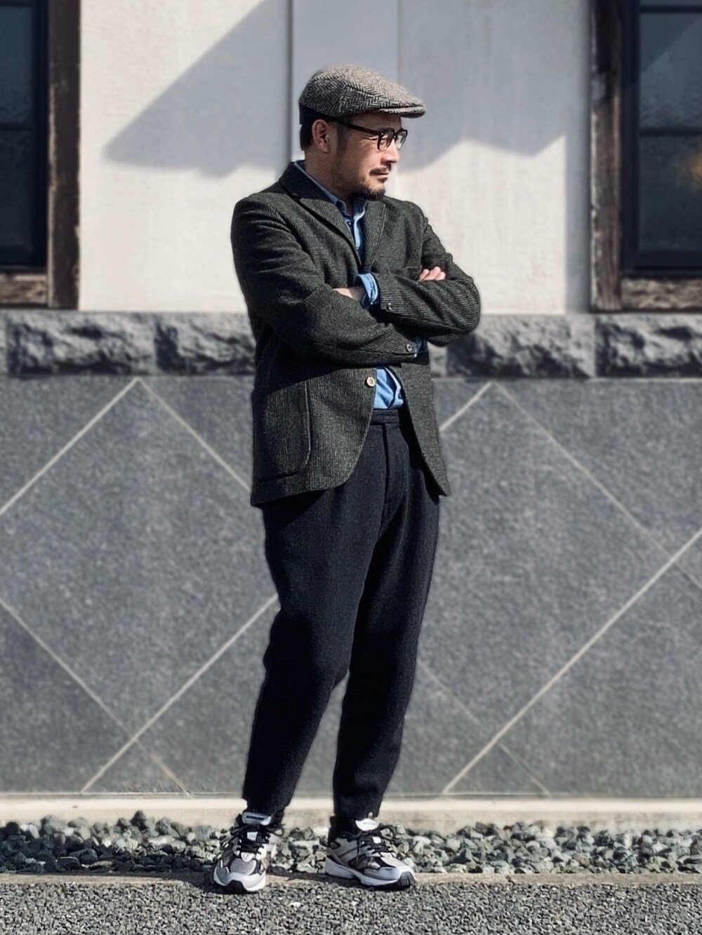 グレー系のテーラードジャケット、ブルー系のシャツ/ブラウス、ブラック系のスラックスを着用したメンズの冬コーディネートの2枚目の写真