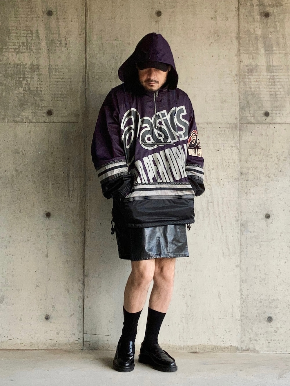 パープル系のナイロンジャケット、ブラック系のその他パンツ、ブラック系のローファーを着用したメンズの秋コーディネートの4枚目の写真