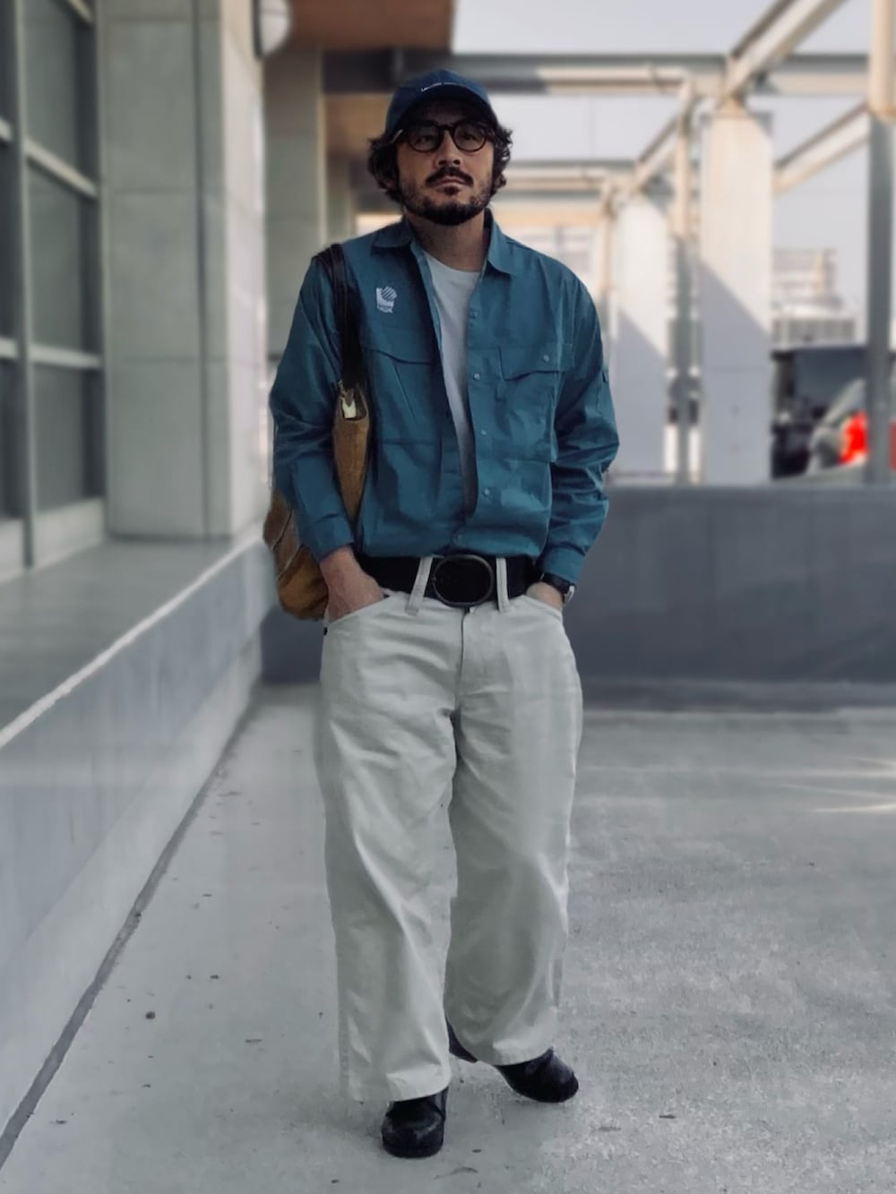 ブルー系のシャツ/ブラウス、ホワイト系のデニムパンツ、ブラック系のその他シューズを着用したメンズの春コーディネートの2枚目の写真