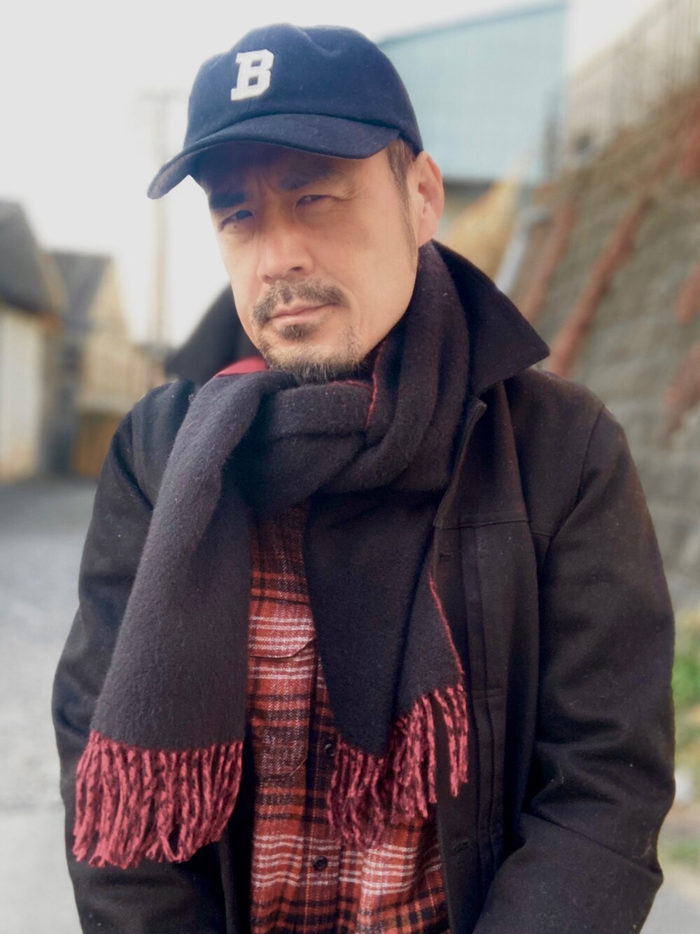 その他のシャツ/ブラウス、ブラック系のデニムジャケット、ブラック系のパンツを着用したメンズの冬コーディネートの5枚目の写真