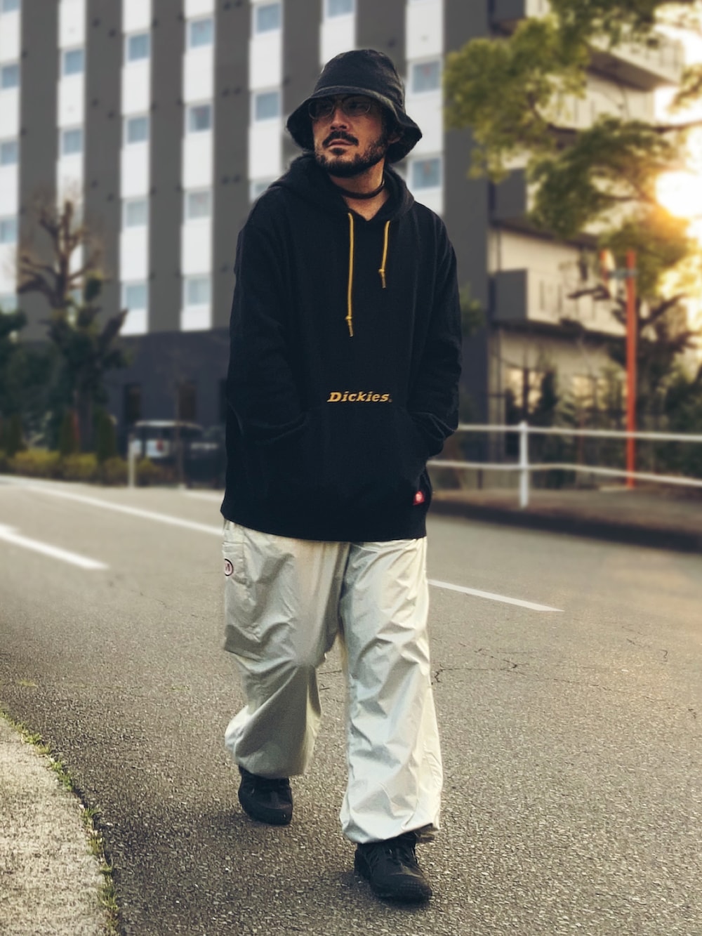 「春めき満開コーデ、スポーツミックス、ストリートコーデ、ストリートファッション、バケハ、フーディー、NIKE×Supreme、Dickies、9090、ナイロンパンツ、ワイドパンツ、メタリック、モノトーンコーデ」｜「9090のアイテム（その他パンツ、シルバー系）」を使った、koppaさん（メンズ・169cm）の春コーディネートの2枚目の写真