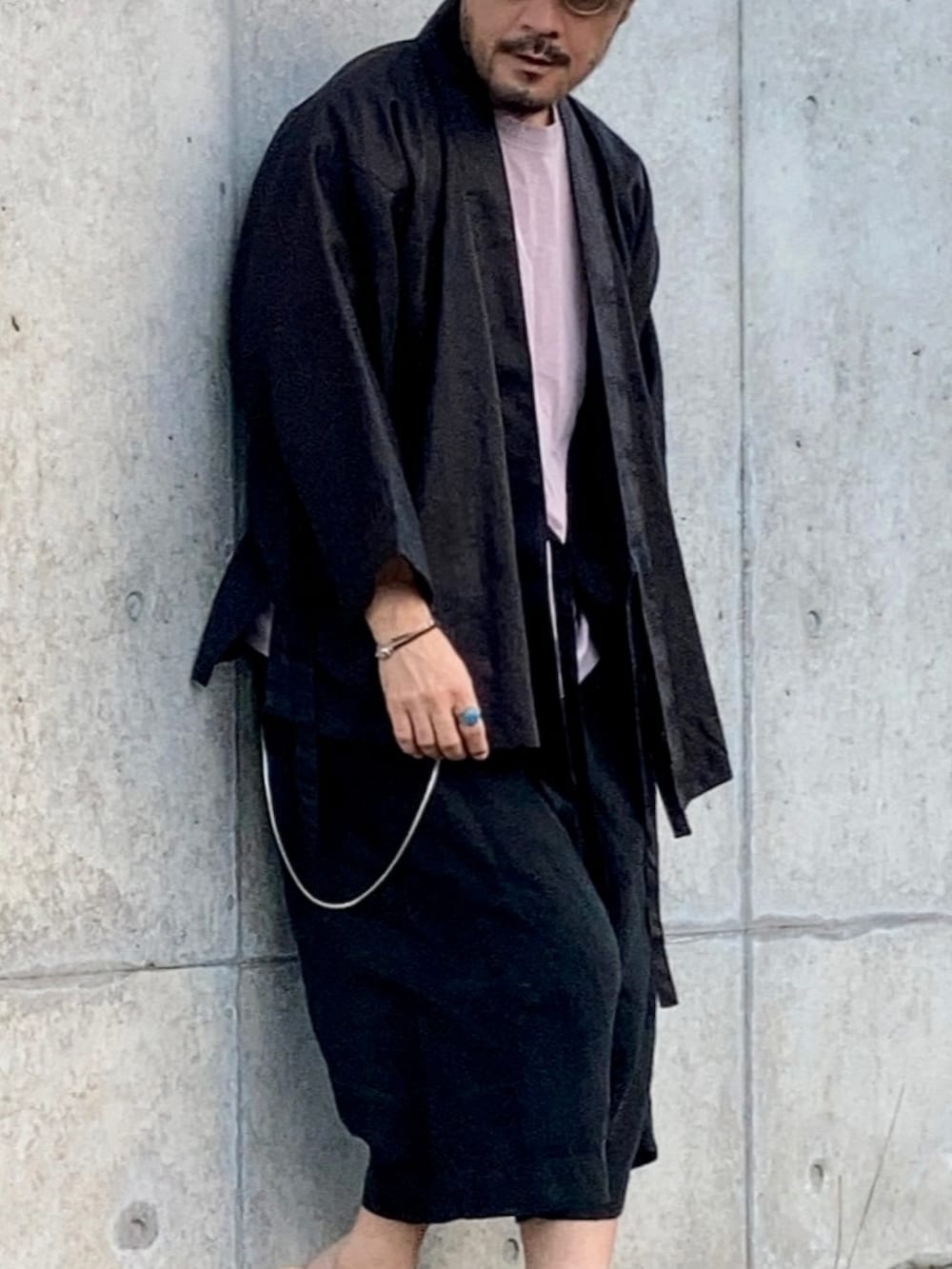 パープル系のTシャツ/カットソー、ブラック系のその他パンツ、ベージュ系のサンダルを着用したメンズの夏コーディネートの4枚目の写真