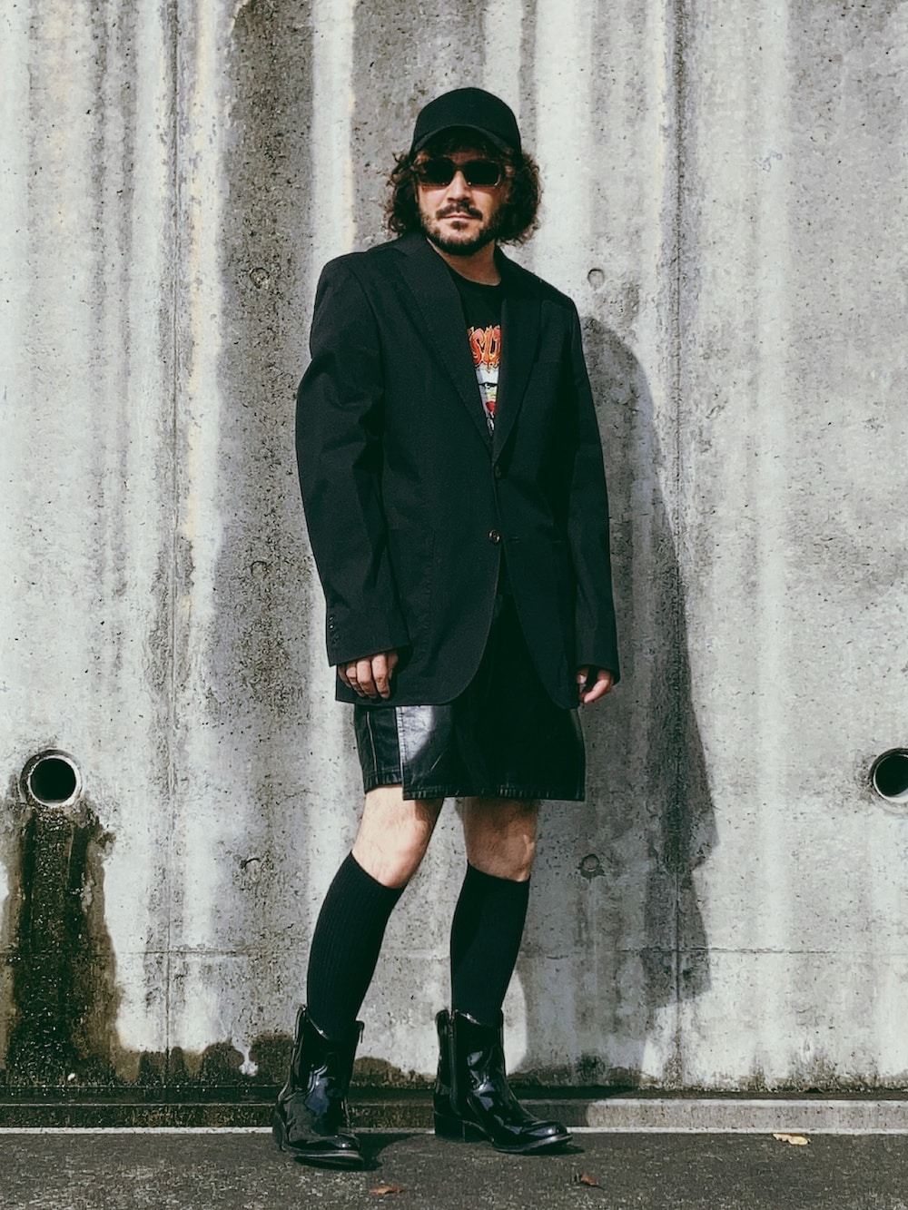 ブラック系のTシャツ/カットソー、ブラック系のテーラードジャケット、ブラック系のその他パンツを着用したメンズの夏コーディネートの3枚目の写真