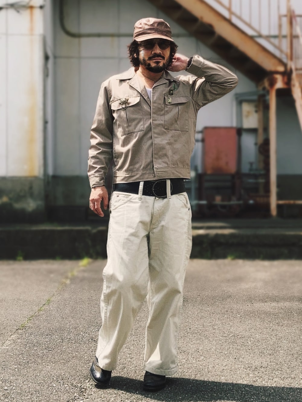 「メンズファッション、作業着、コットン、ワイドパンツ、ホワイトデニム、church's、淡色、Aライン、レザーキャップ、サングラス、ベルト」｜「KOOKY ZOOのアイテム（デニムパンツ、ホワイト系）」を使った、koppaさん（メンズ・169cm）の春コーディネートの2枚目の写真