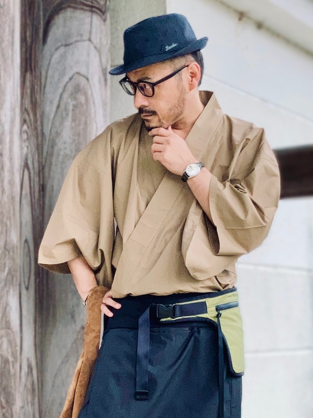 ブラック系のサンダル、イエロー系のボディバッグ/ウエストポーチ、ブラウン系のトートバッグを着用したメンズの夏コーディネートの4枚目の写真