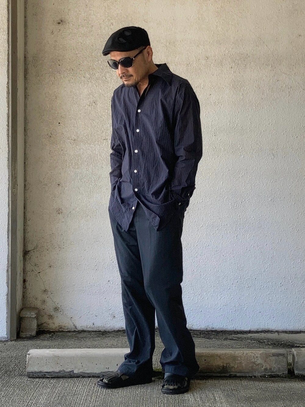 ブルー系のシャツ/ブラウス、ブルー系のスラックス、ブラック系のサンダルを着用したメンズの夏コーディネートの3枚目の写真