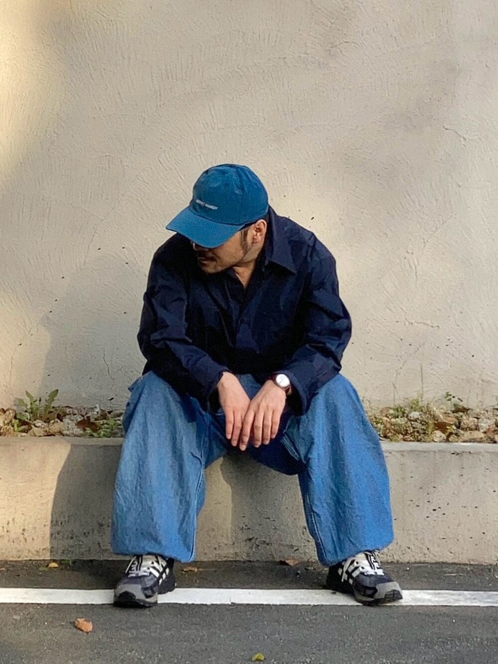 ブラック系のシャツ/ブラウス、ブルー系のカーゴパンツ、ブラック系のスニーカーを着用したメンズの春コーディネートの3枚目の写真