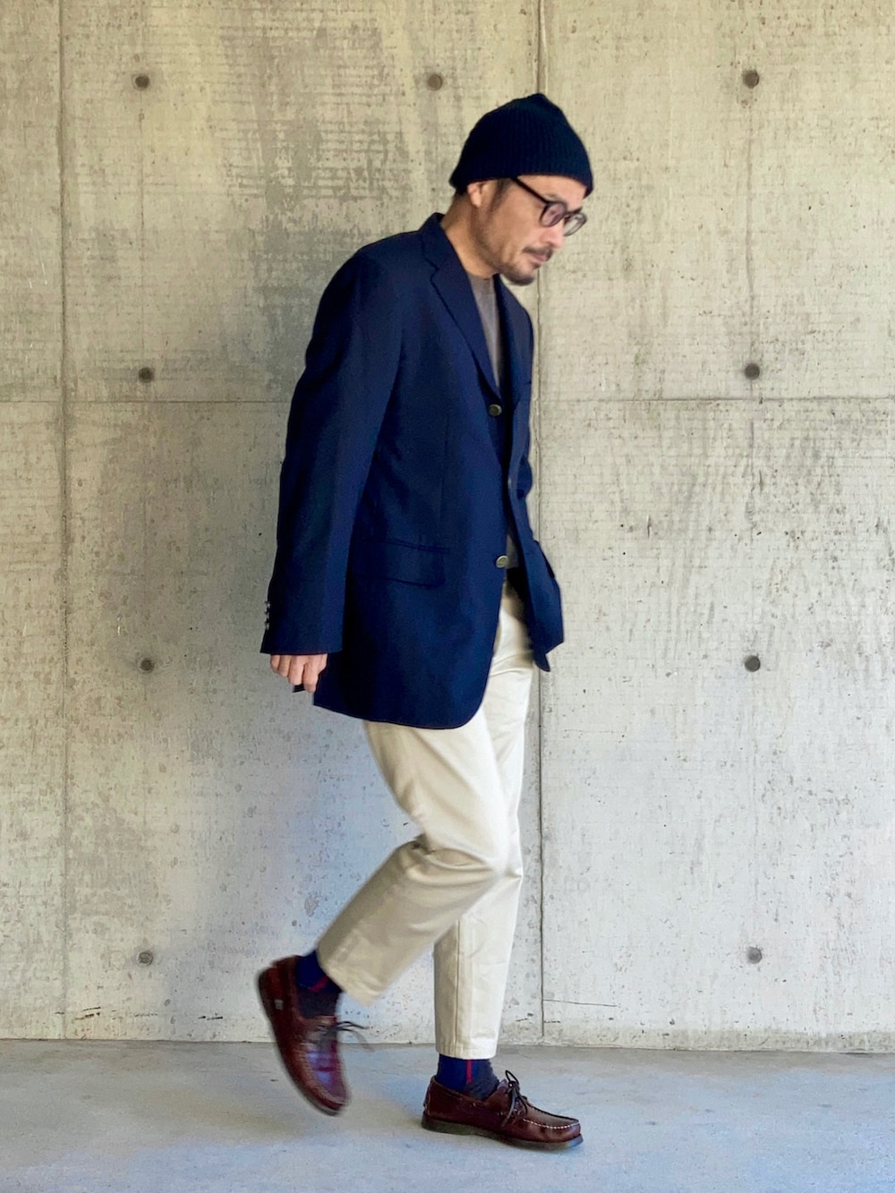 ブルー系のテーラードジャケット、ベージュ系のチノパンツ、ブラウン系のモカシン/デッキシューズを着用したメンズの秋コーディネートの2枚目の写真