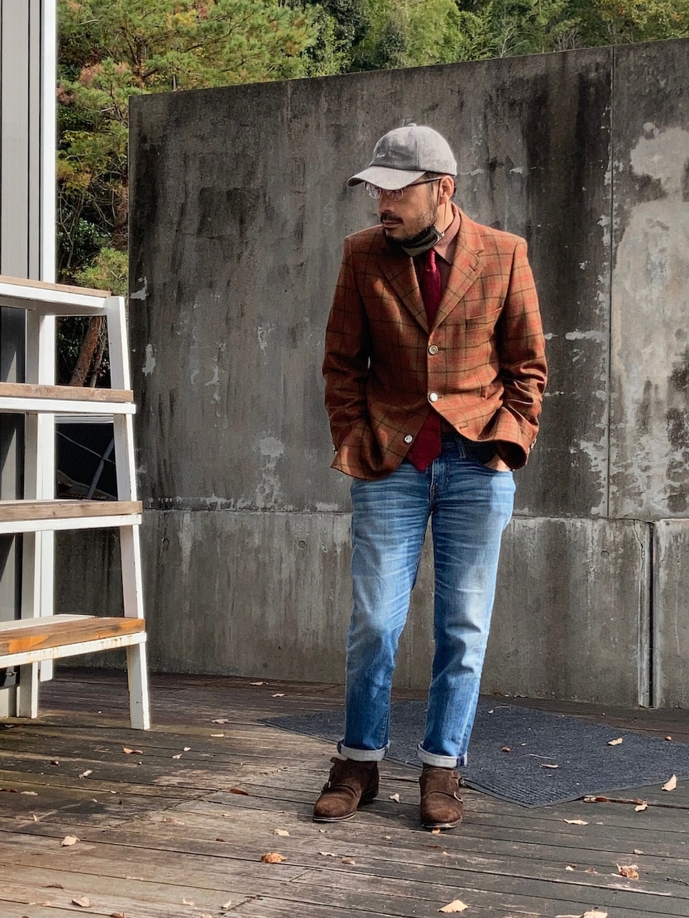 ブラウン系のテーラードジャケット、ブルー系のデニムパンツ、ブラウン系のドレスシューズを着用したメンズの秋コーディネートの2枚目の写真