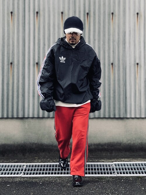 adidasのアイテムを使った「ナイロンプルオーバー」の人気ファッション