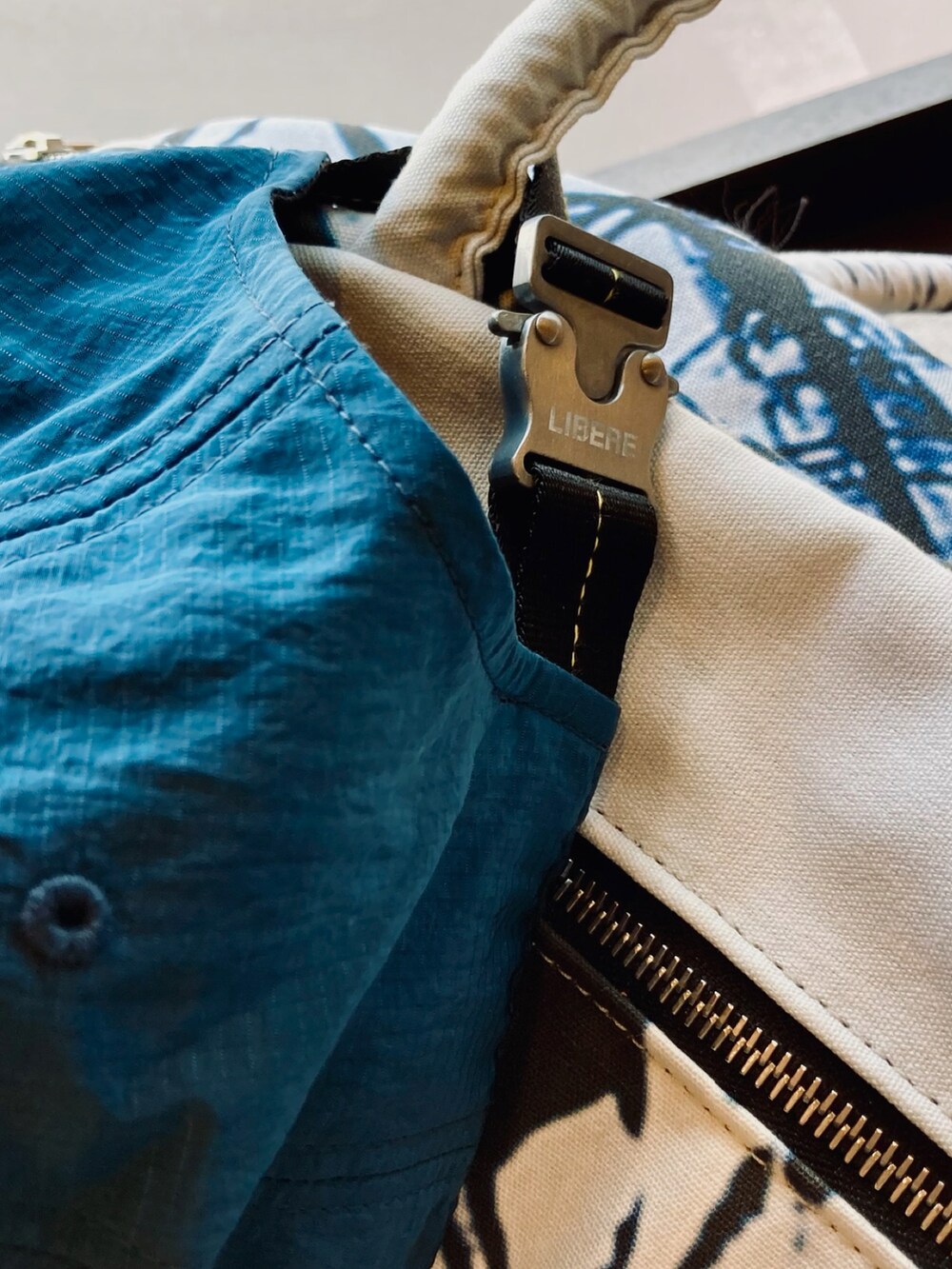 グリーン系のTシャツ/カットソー、ブルー系のデニムパンツ、ブラック系のサンダルを着用したメンズの夏コーディネートの4枚目の写真