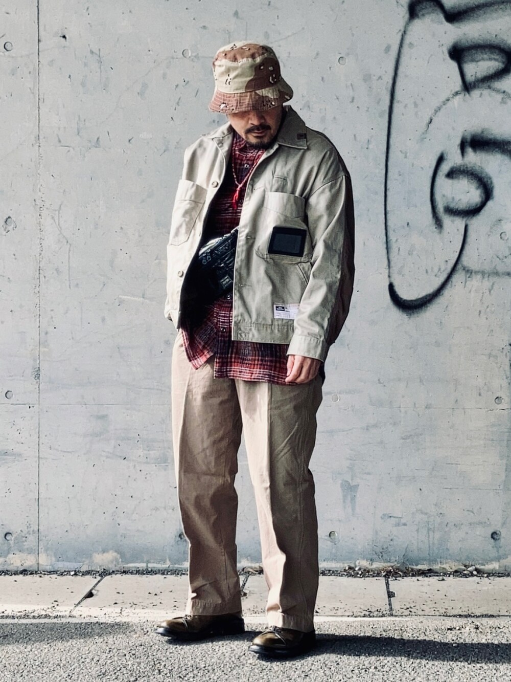 その他のシャツ/ブラウス、ベージュ系のその他アウター、ベージュ系のチノパンツを着用したメンズの冬コーディネートの2枚目の写真