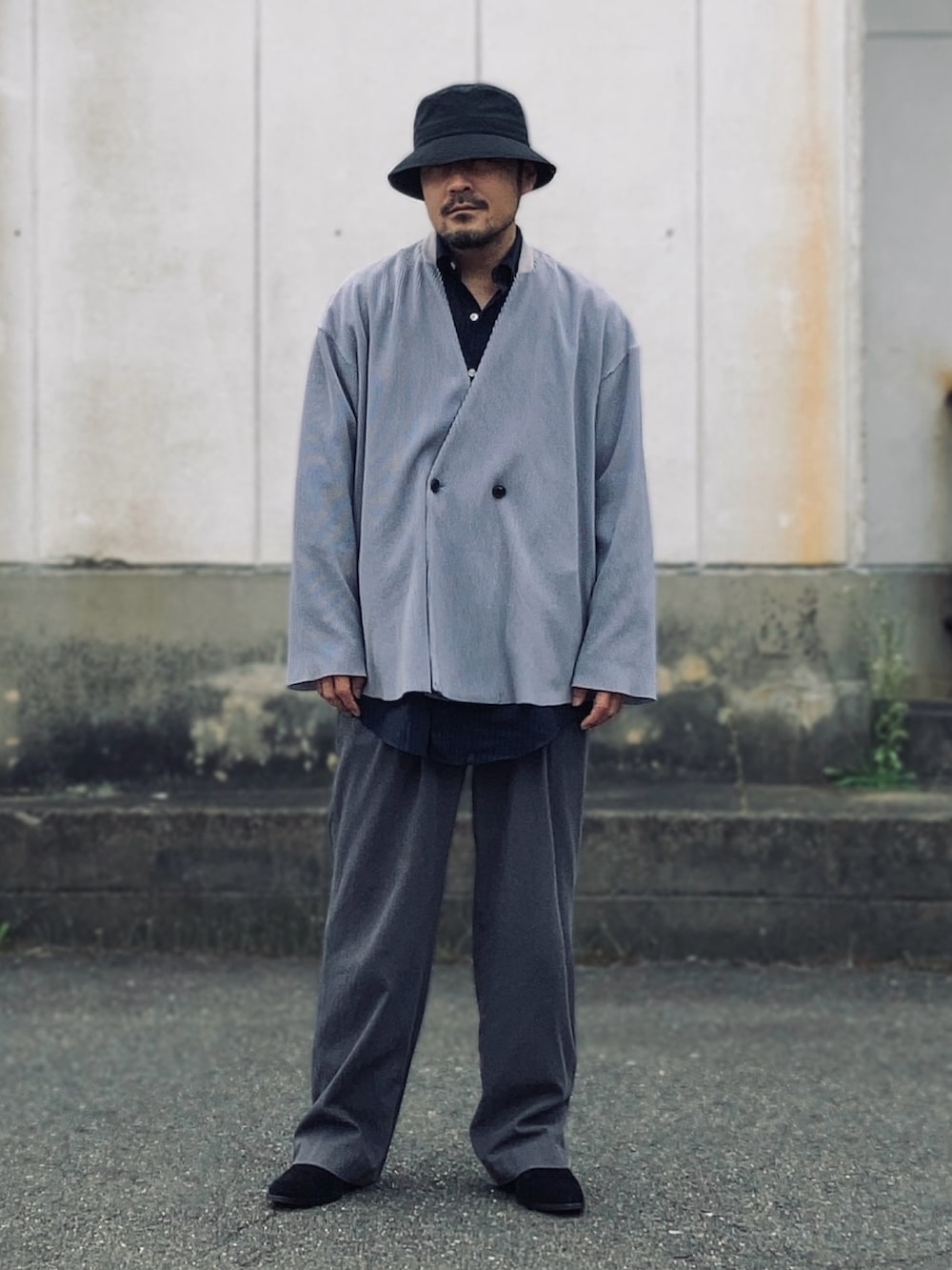 グレー系のスラックス、ブルー系のシャツ/ブラウス、グレー系のノーカラージャケットを着用したメンズの春コーディネートの4枚目の写真
