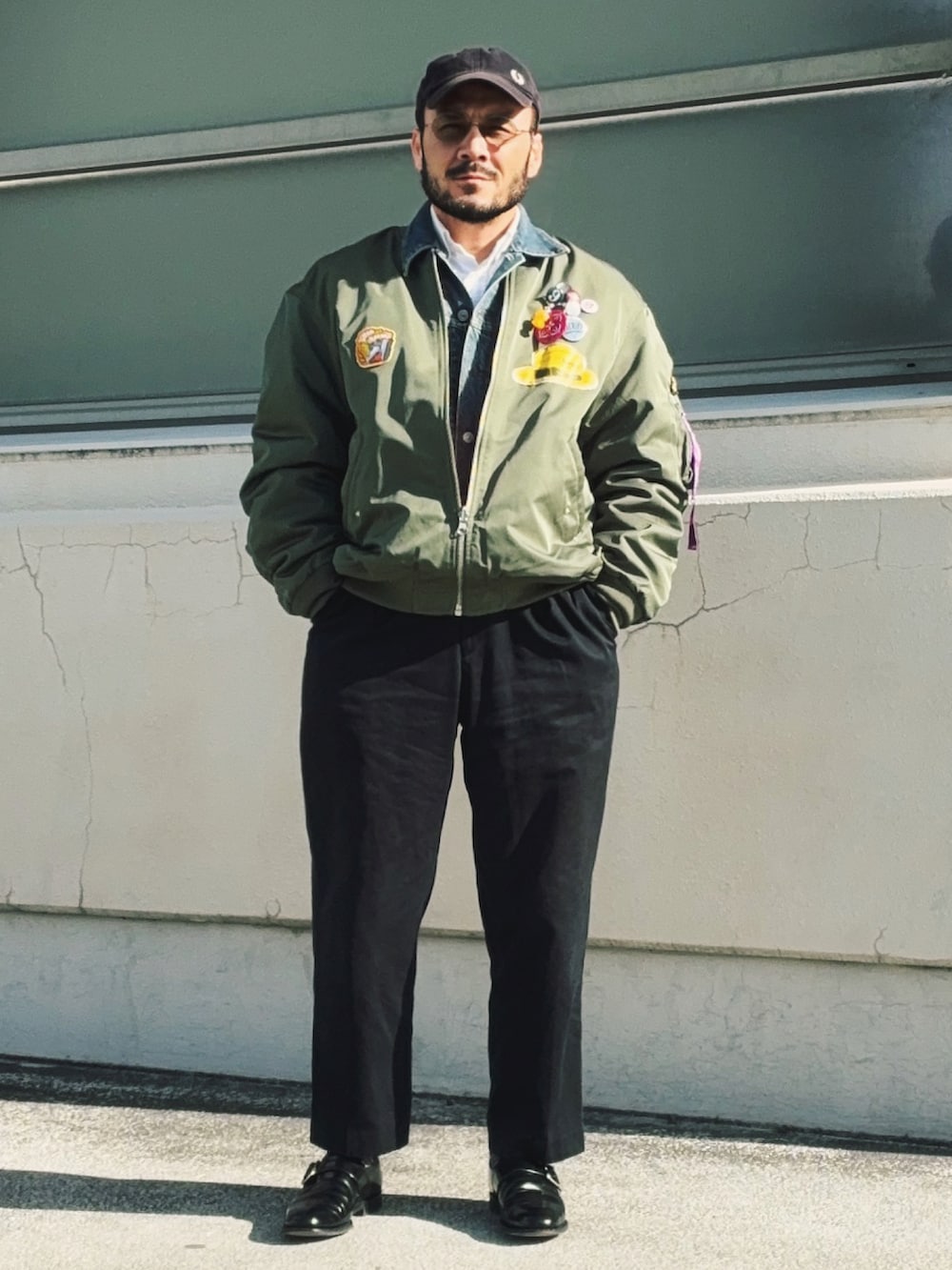 ブラック系のドレスシューズ、グリーン系のMA-1、ホワイト系のシャツ/ブラウスを着用したメンズの冬コーディネートの2枚目の写真