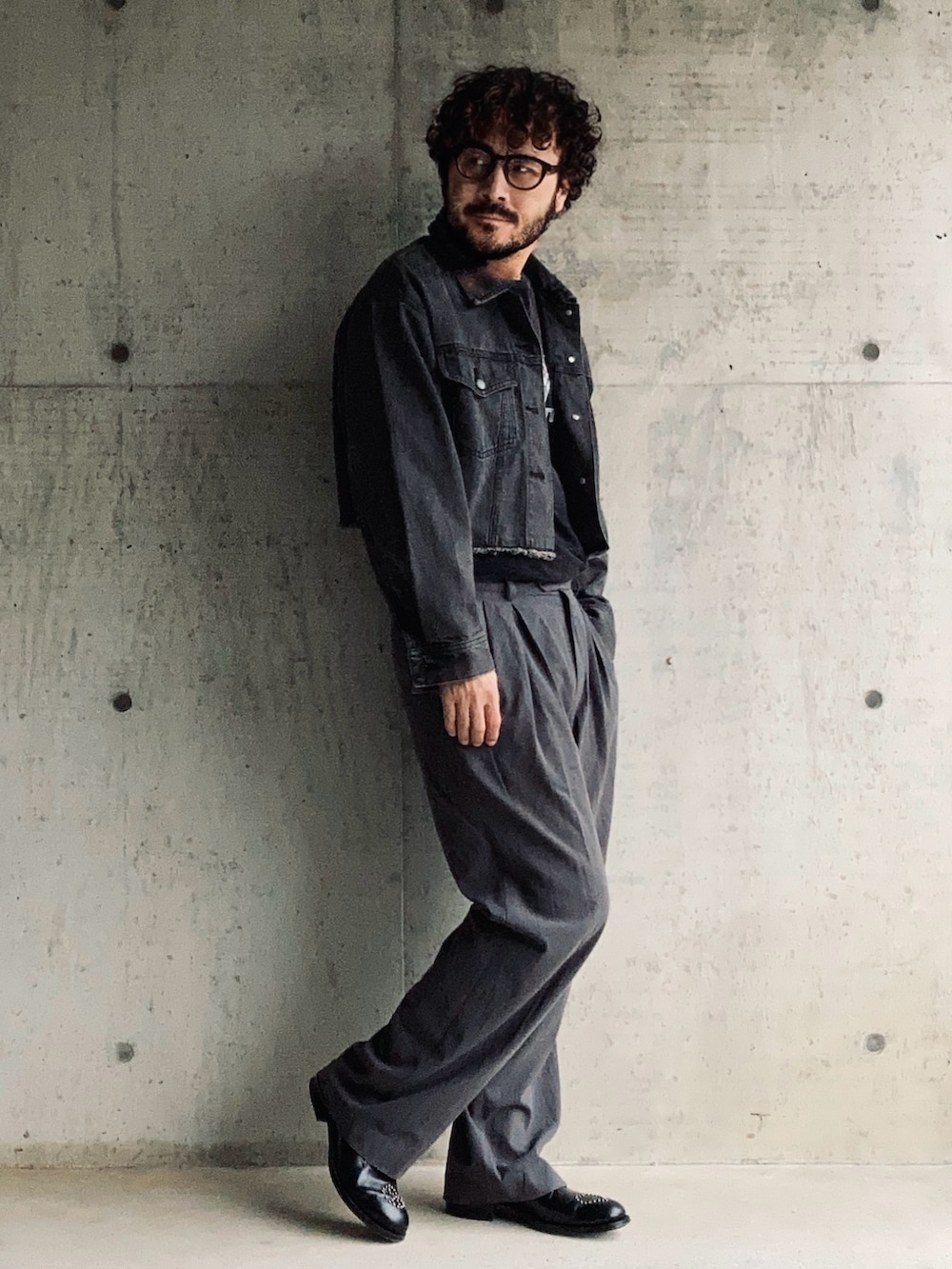 グレー系のデニムジャケット、ブラック系のTシャツ/カットソー、グレー系のスラックスを着用したメンズの秋コーディネートの3枚目の写真