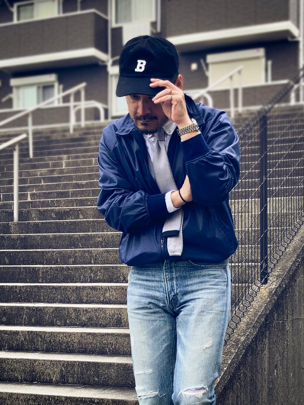 ホワイト系のシャツ/ブラウス、ブルー系のブルゾン、ブルー系のデニムパンツを着用したメンズの春コーディネートの2枚目の写真