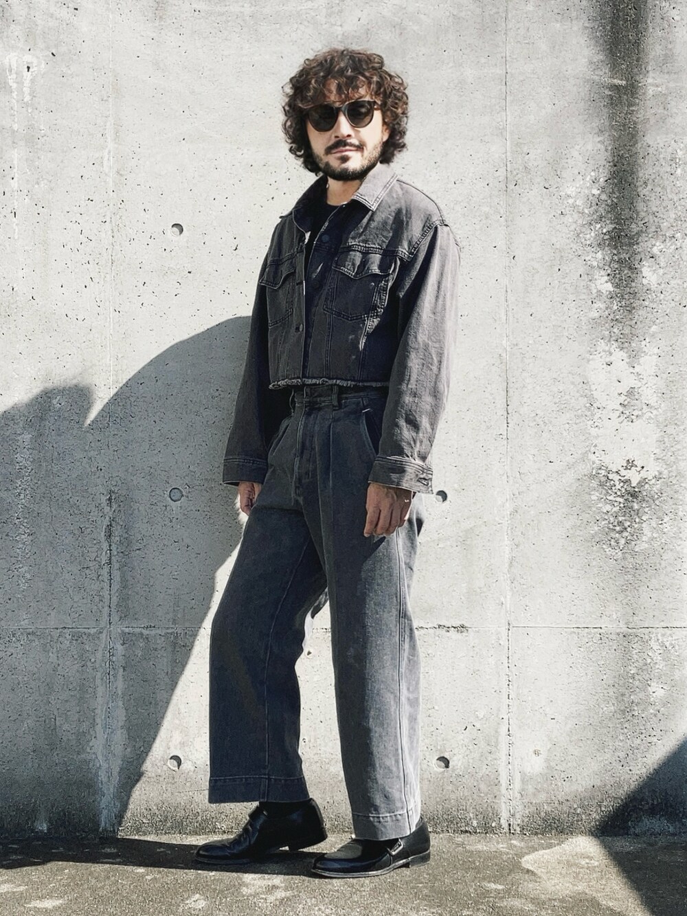 グレー系のデニムパンツ、グレー系のデニムジャケット、ブラック系のドレスシューズを着用したメンズの秋コーディネートの3枚目の写真