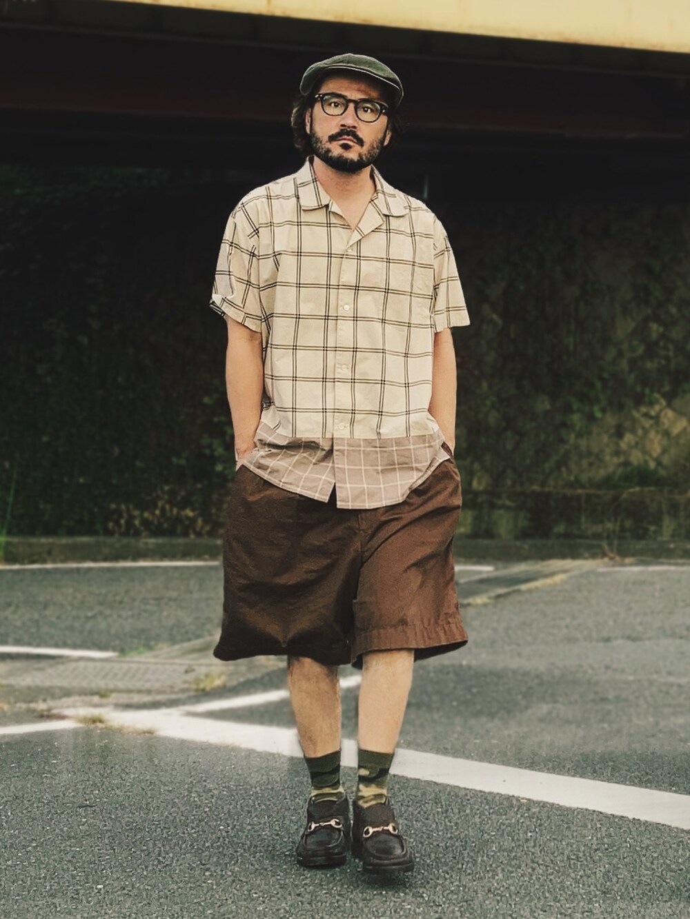 ベージュ系のシャツ/ブラウス、ブラウン系のその他パンツ、ブラウン系のブーツを着用したメンズの夏コーディネートの2枚目の写真