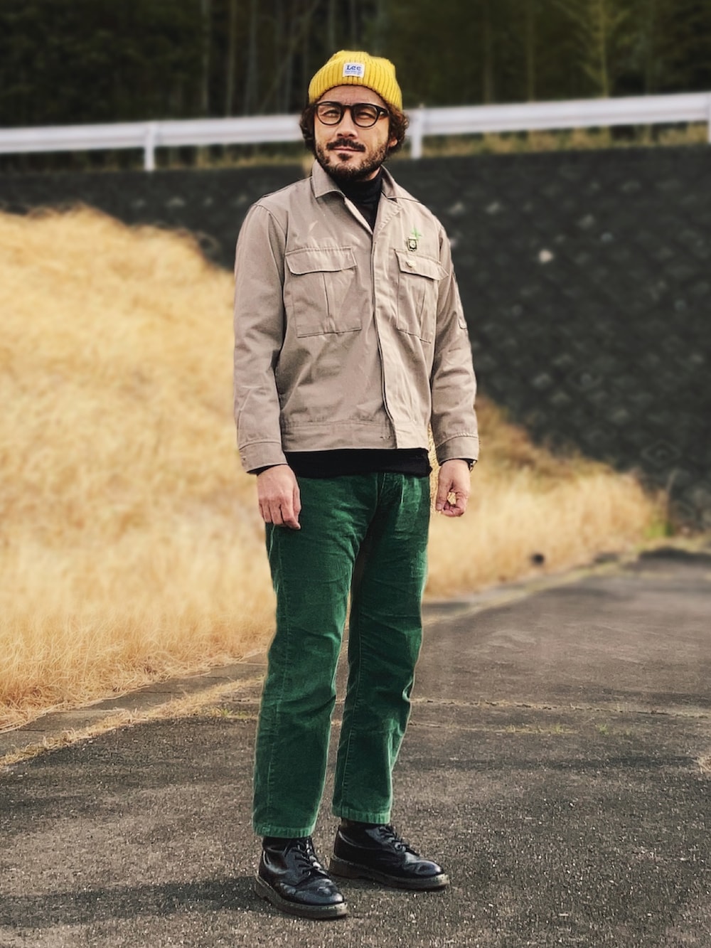 ベージュ系のブルゾン、ベージュ系のその他アウター、グリーン系のその他パンツを着用したメンズの春コーディネートの4枚目の写真