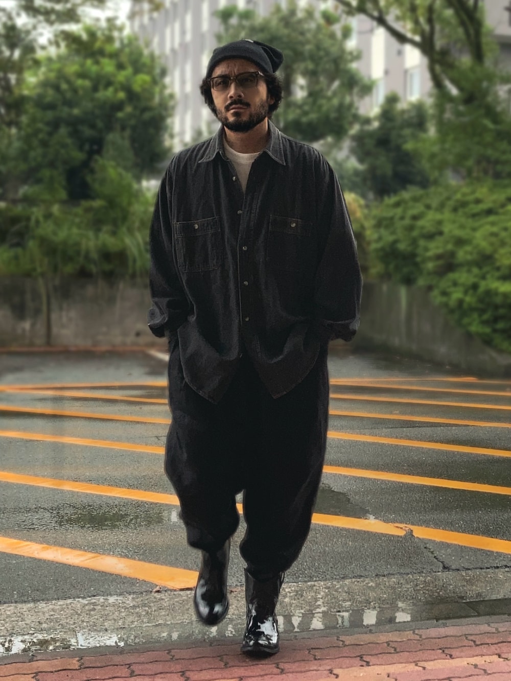 ホワイト系のTシャツ/カットソー、ブラック系のシャツ/ブラウス、ブラック系のその他パンツを着用したメンズの秋コーディネートの3枚目の写真