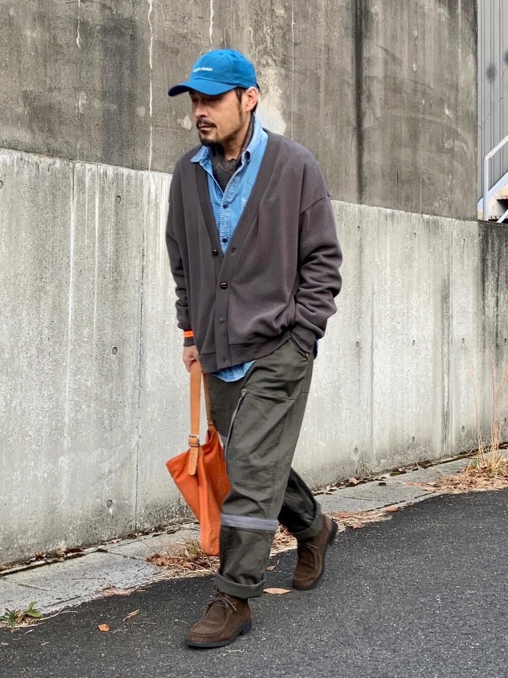 ブルー系のシャツ/ブラウス、グレー系のカーディガン/ボレロ、グリーン系のその他パンツを着用したメンズの冬コーディネートの4枚目の写真