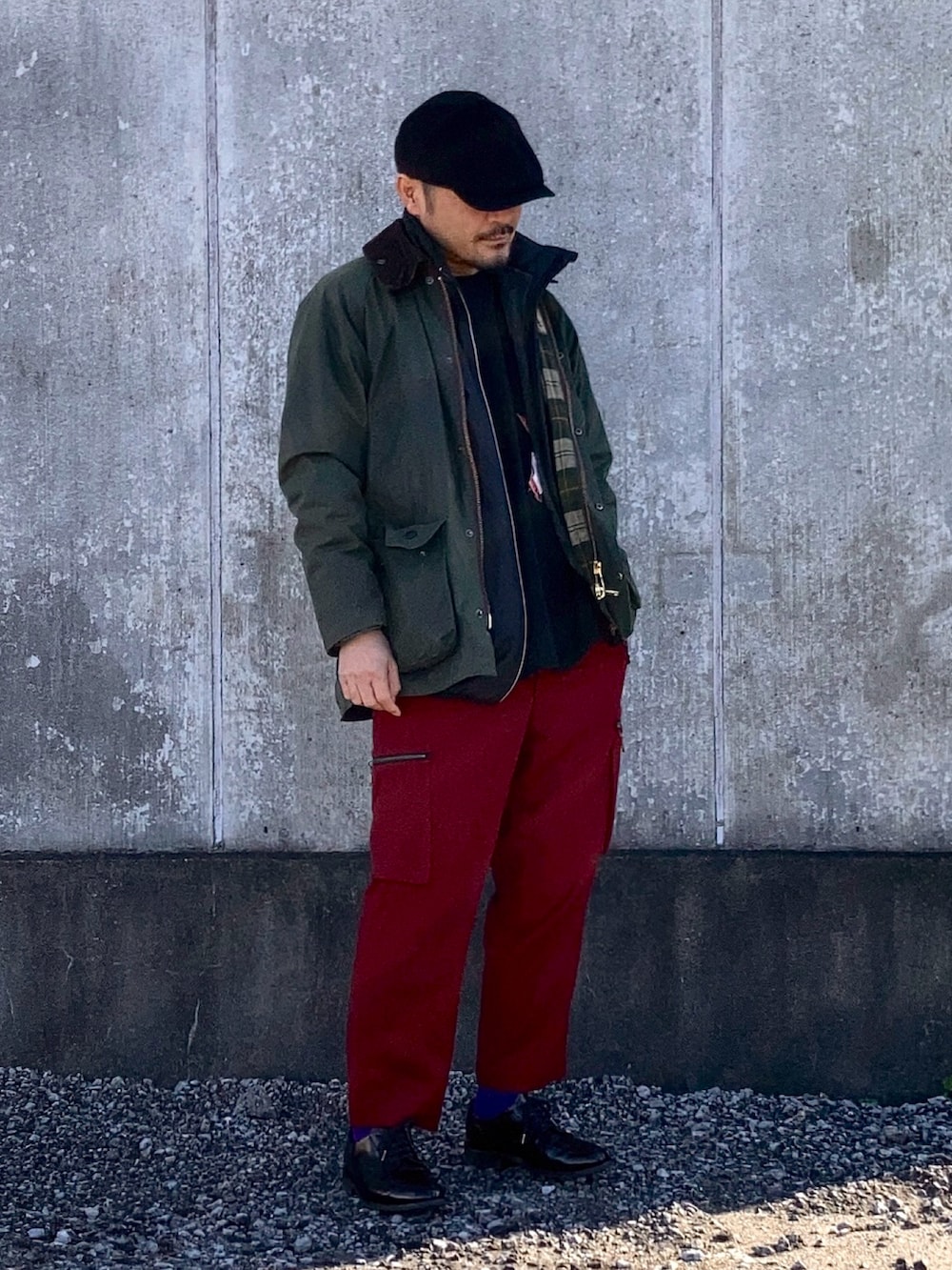 ブラック系のTシャツ/カットソー、ブラック系のベスト、グリーン系のその他アウターを着用したメンズの冬コーディネートの2枚目の写真