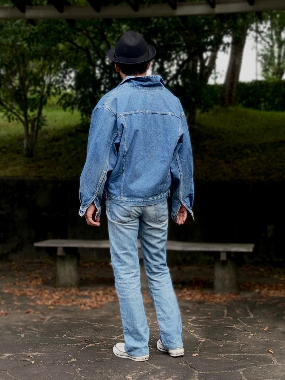 パープル系のTシャツ/カットソー、ブルー系のデニムジャケット、ブルー系のデニムパンツを着用したメンズの秋コーディネートの3枚目の写真