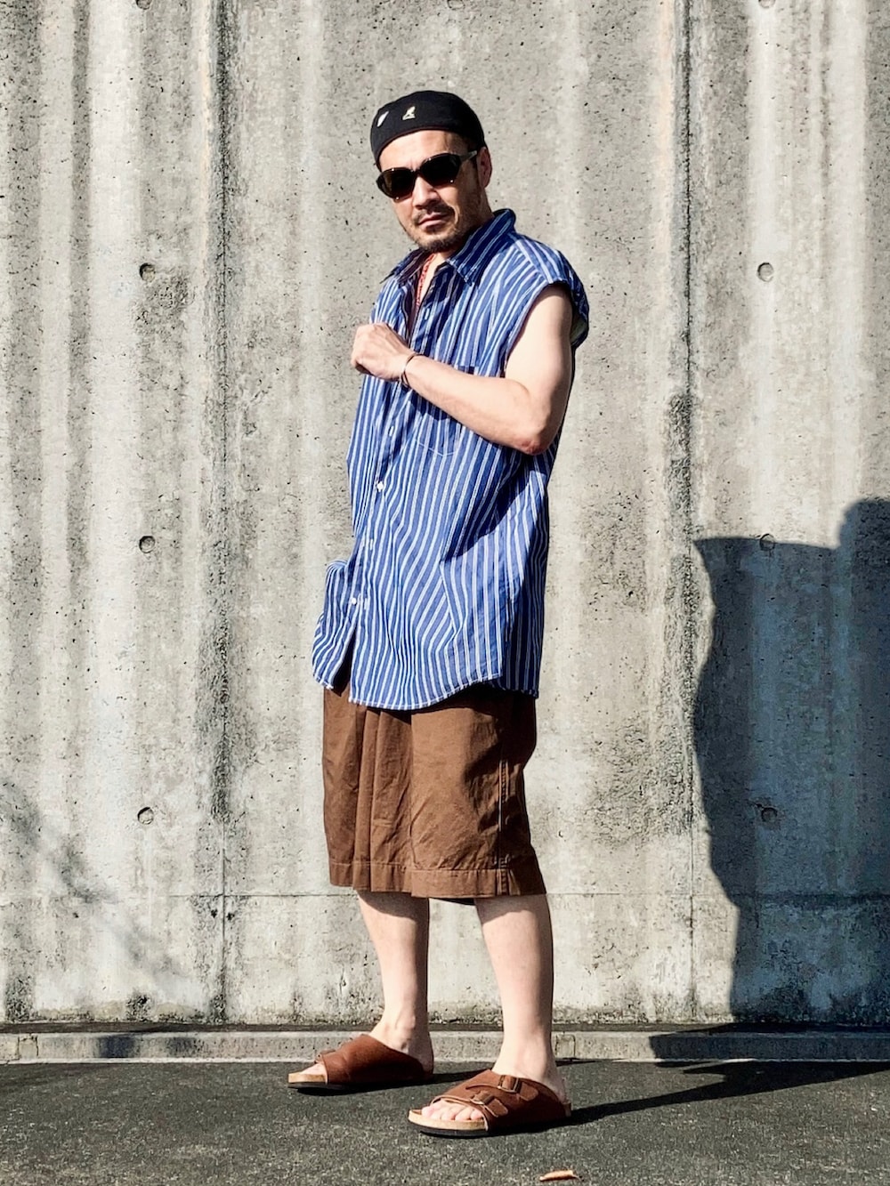 ブルー系のシャツ/ブラウス、ブラウン系のその他パンツ、ブラウン系のサンダルを着用したメンズの夏コーディネートの3枚目の写真
