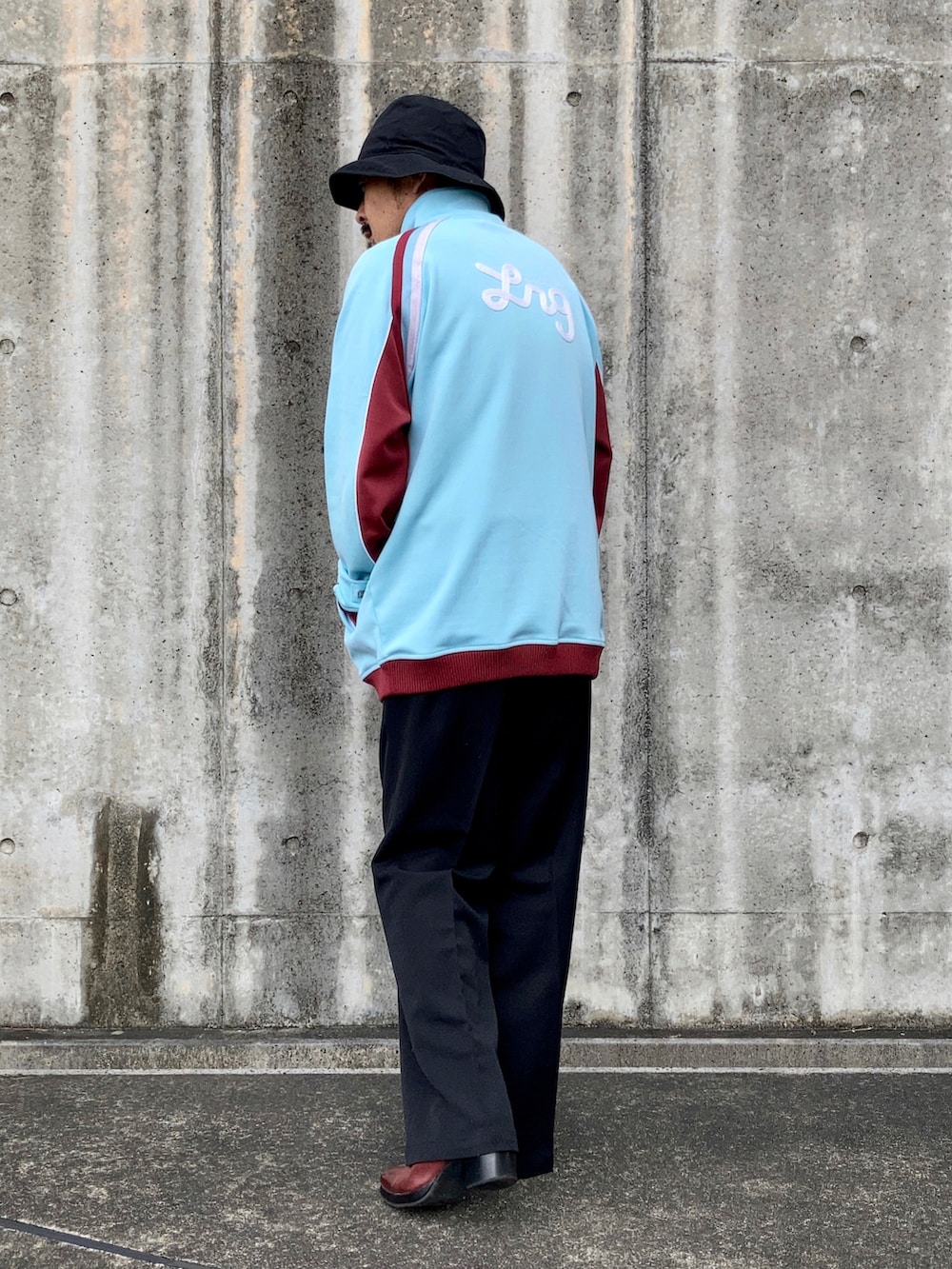 ブルー系のその他アウター、ブラック系のスラックス、レッド系のブーツを着用したメンズの秋コーディネートの3枚目の写真